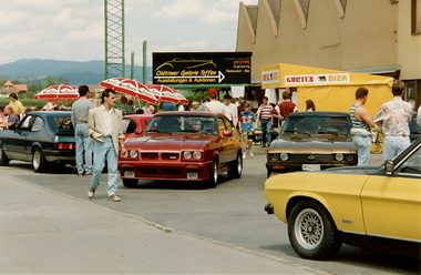 Imbiss-Stnde und Capri Show
Snack stands and Capri Show
Stands de restauration rapide et Capri Show
